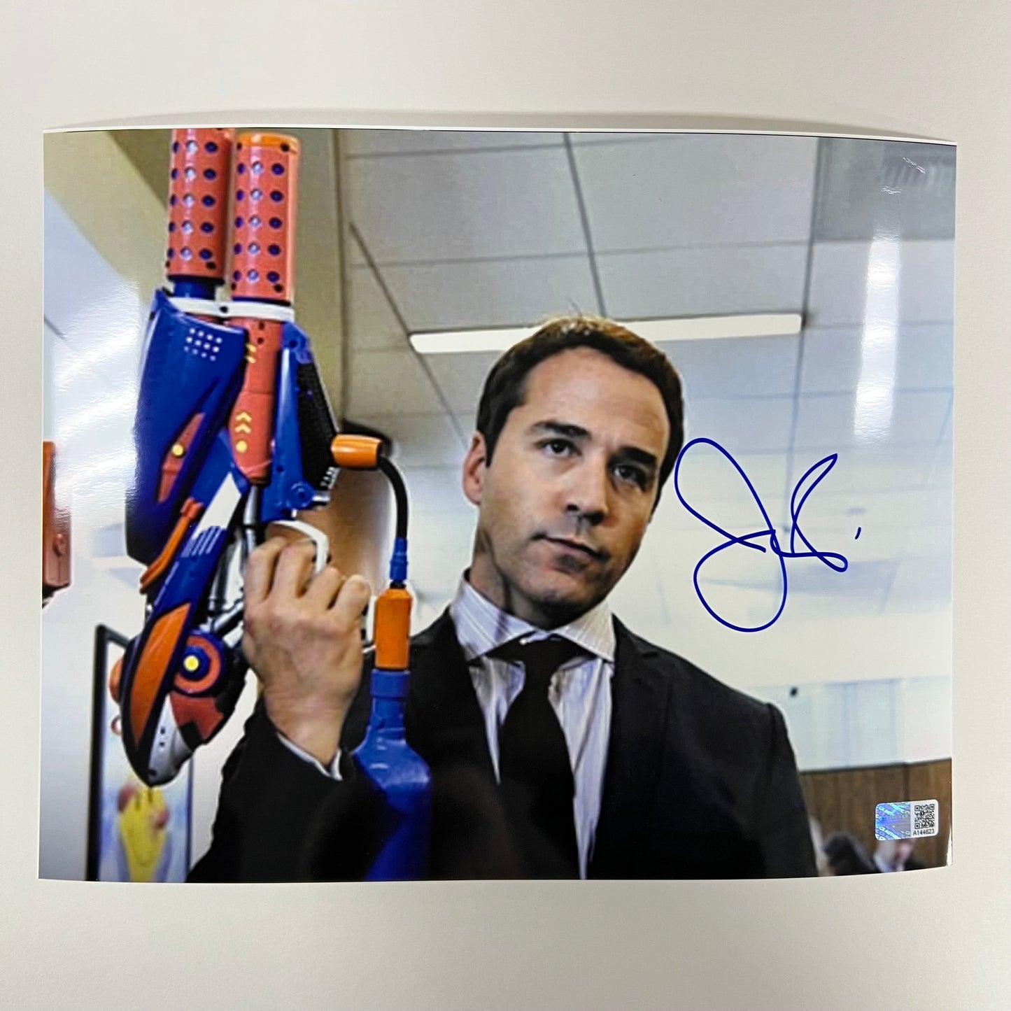 Jeremy Piven Autographed Entourage Ari Gold Paintball Gun Aim Up 8x10 Steiner CX