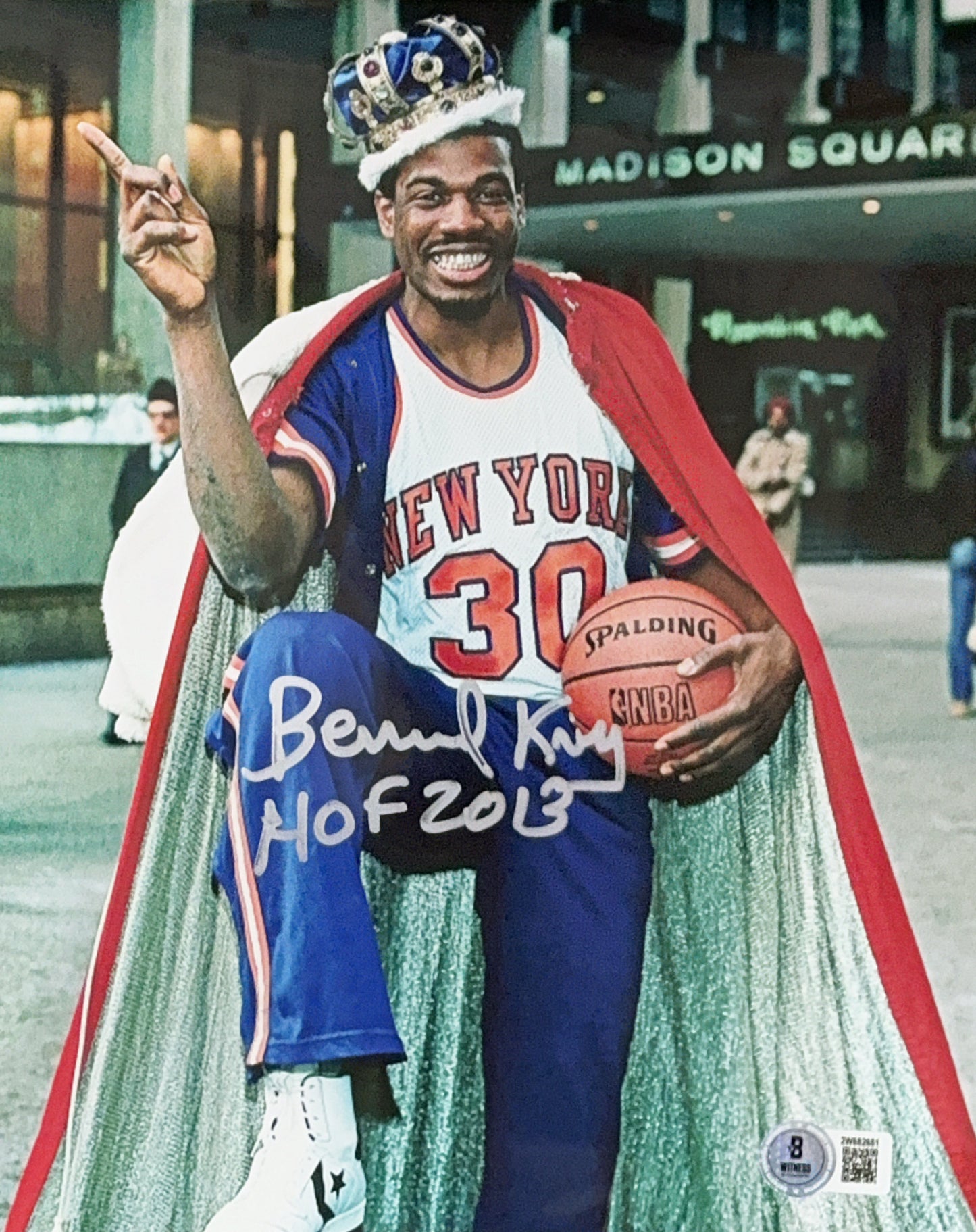 Bernard King Autographed New York Knicks Pointing Up 8x10 Beckett