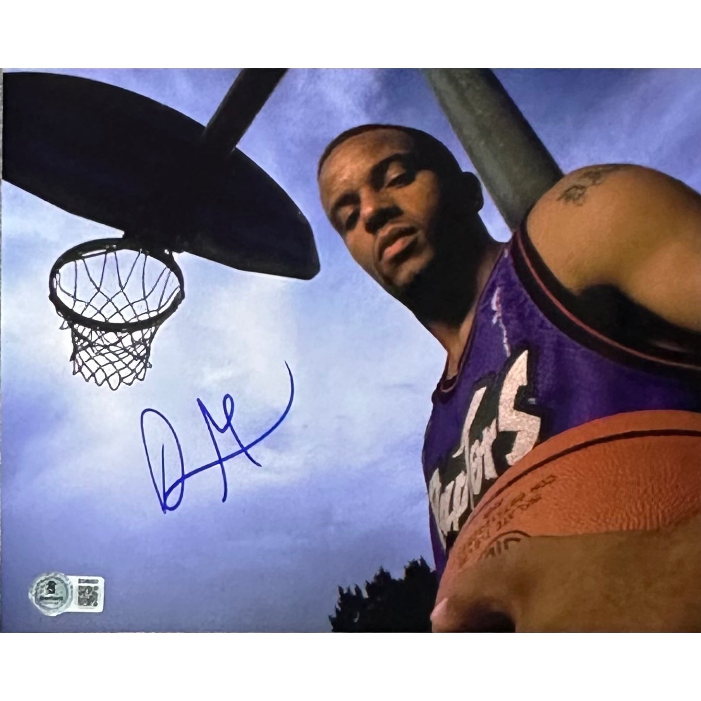 Damon Stoudamire Raptors 8x10 Horizontal Outside Under Hoop Beckett BAS