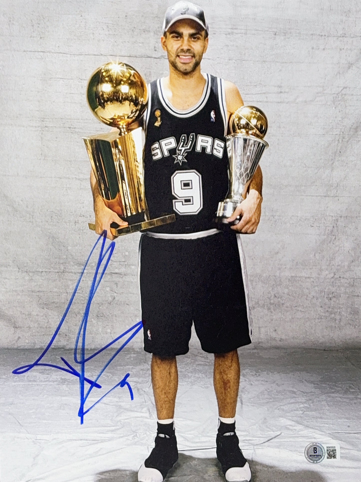 Tony Parker Autographed San Antonio Spurs Holding Trophy 11x14 Beckett