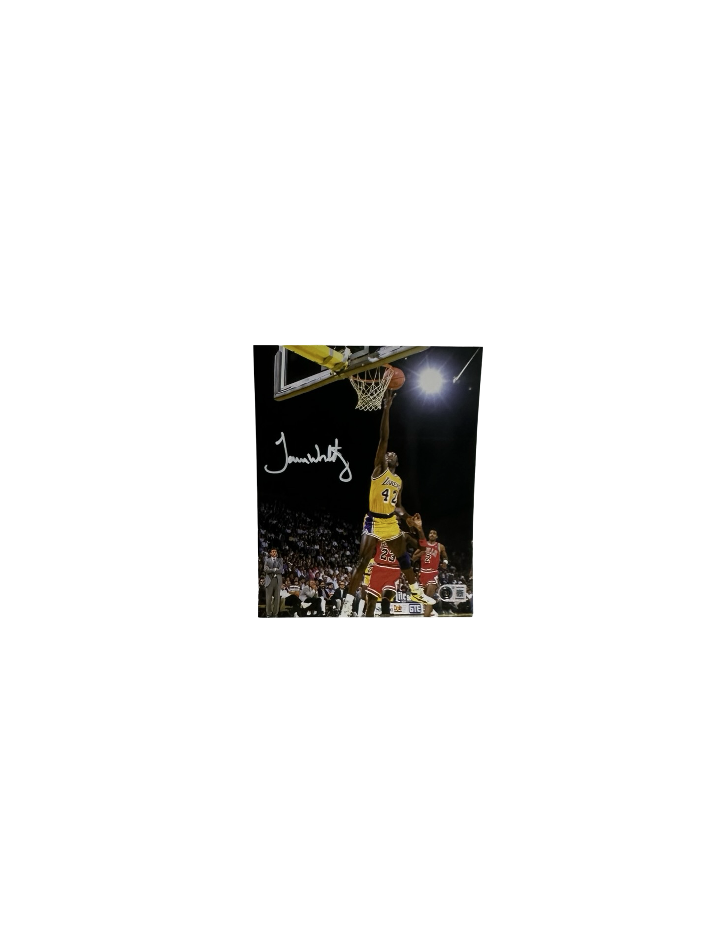James Worthy 8X10 Lakers Vertical vs Bulls Beckett BAS