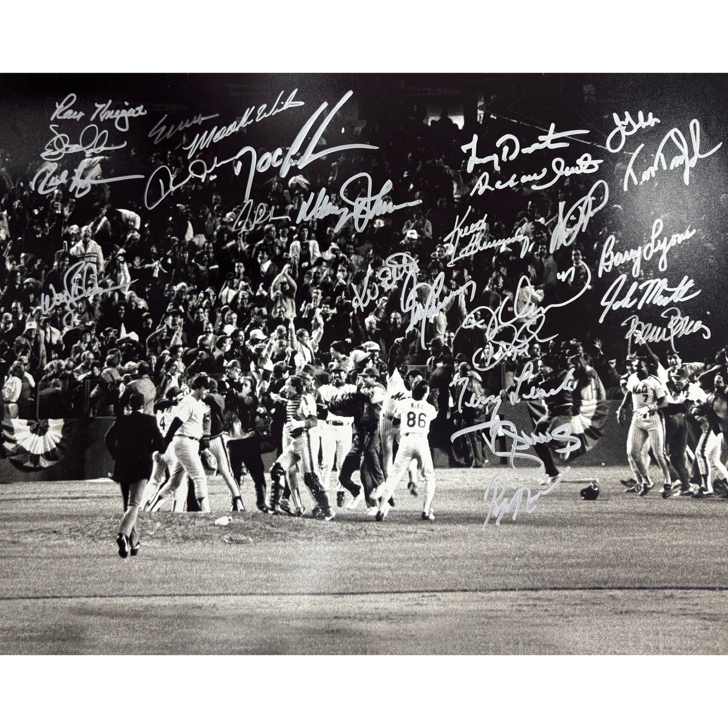 1986 New York Mets Team Autographed Team Celebration B&W 16x20 Horizontal JSA