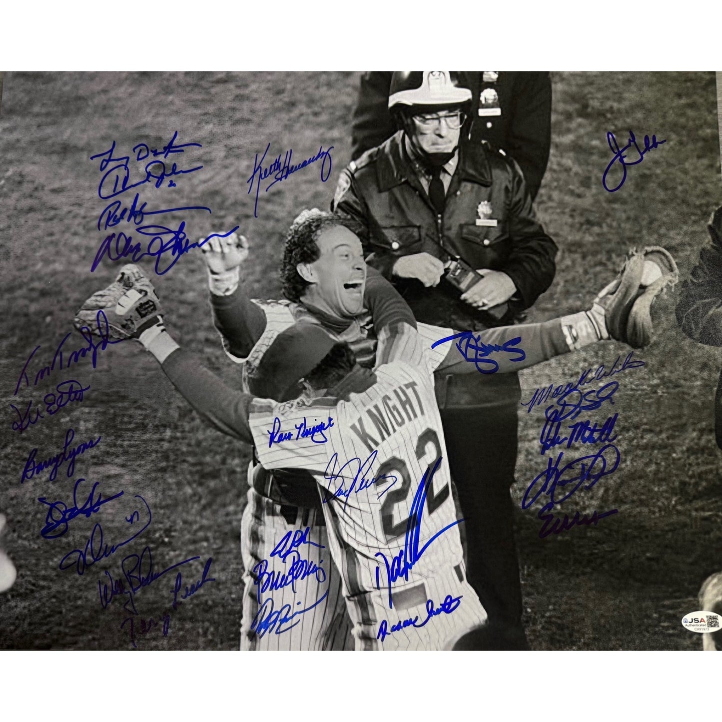 1986 New York Mets Team Autographed Ray Knight Hug B&W 16x20 Horizontal JSA
